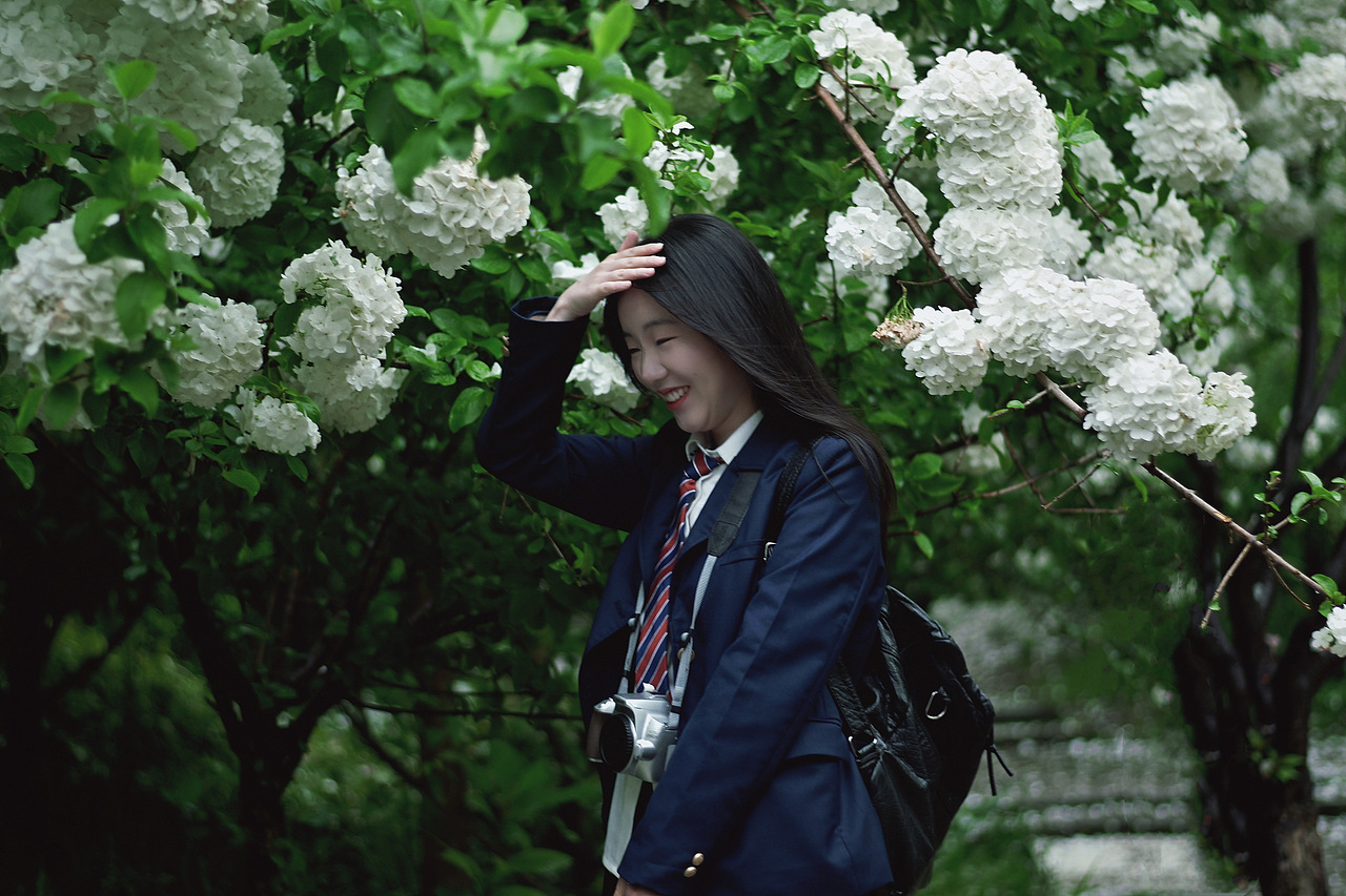 当雨滴擦亮青春，我们在水洼里打捞时光