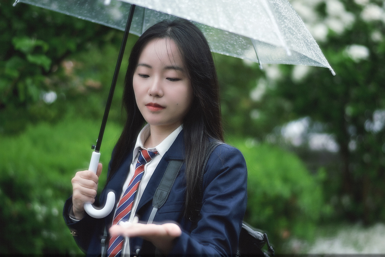 当雨滴擦亮青春，我们在水洼里打捞时光