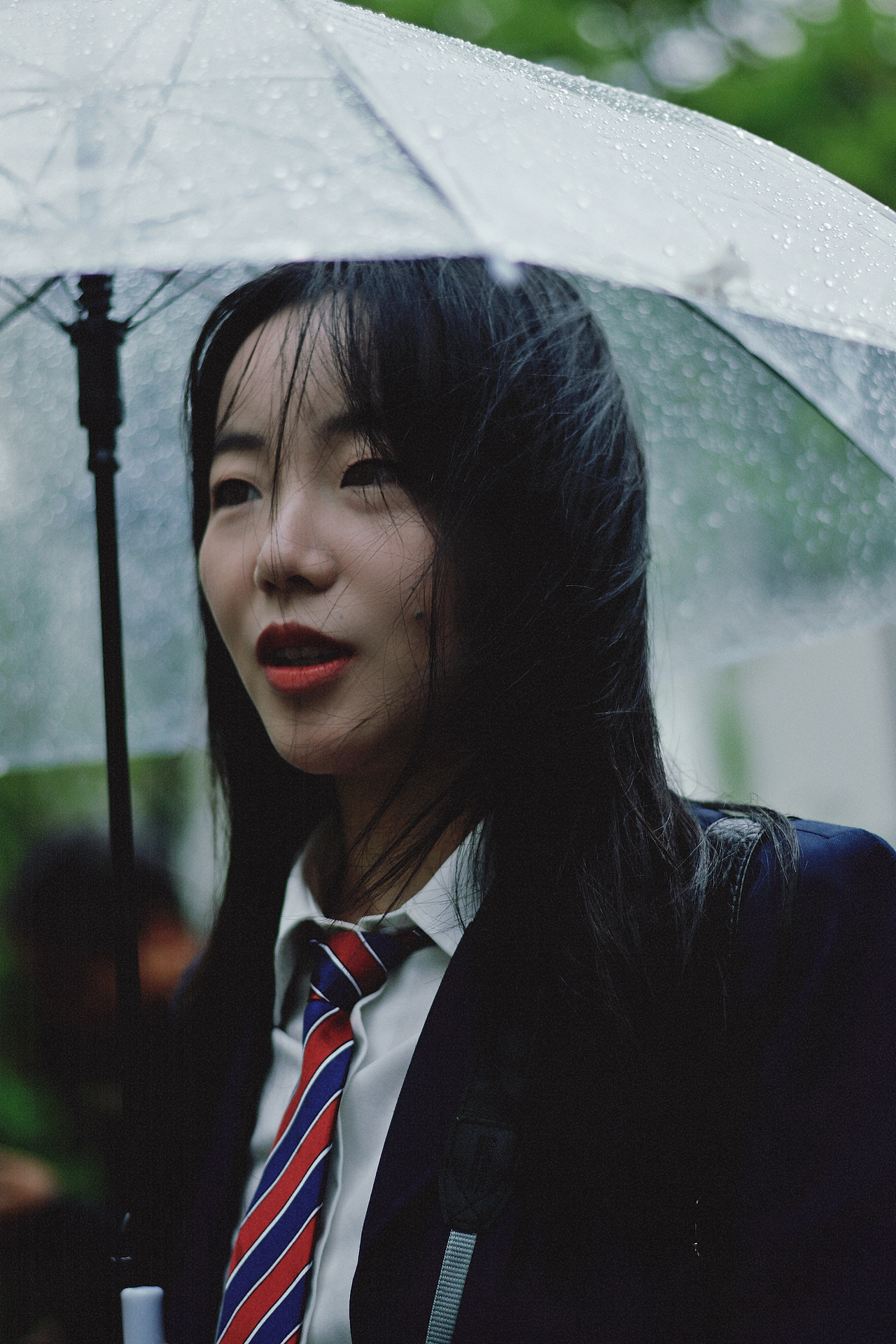 当雨滴擦亮青春，我们在水洼里打捞时光