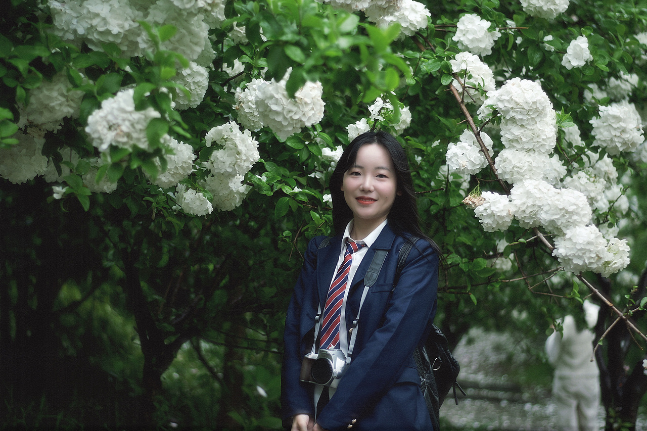 当雨滴擦亮青春，我们在水洼里打捞时光