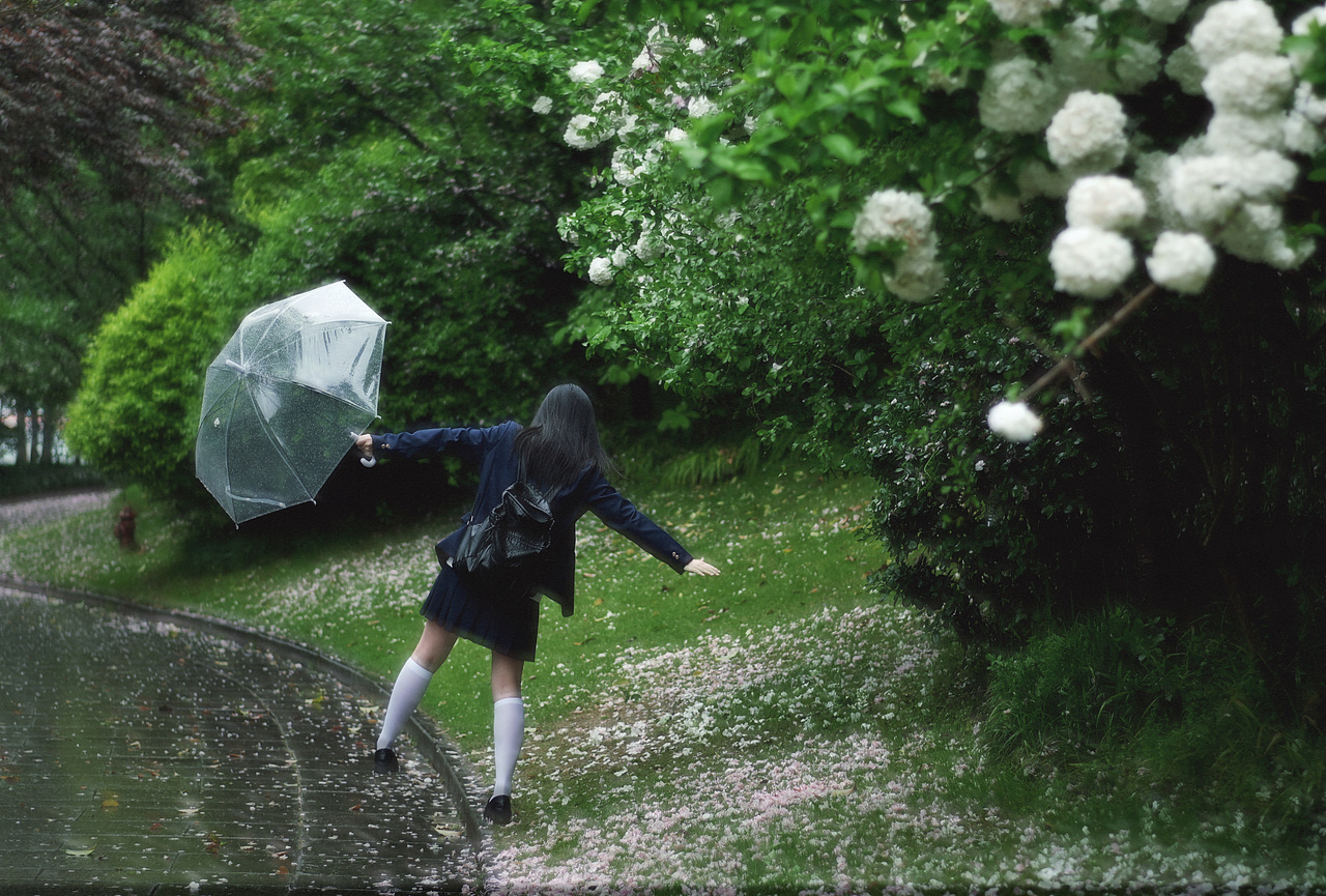当雨滴擦亮青春，我们在水洼里打捞时光