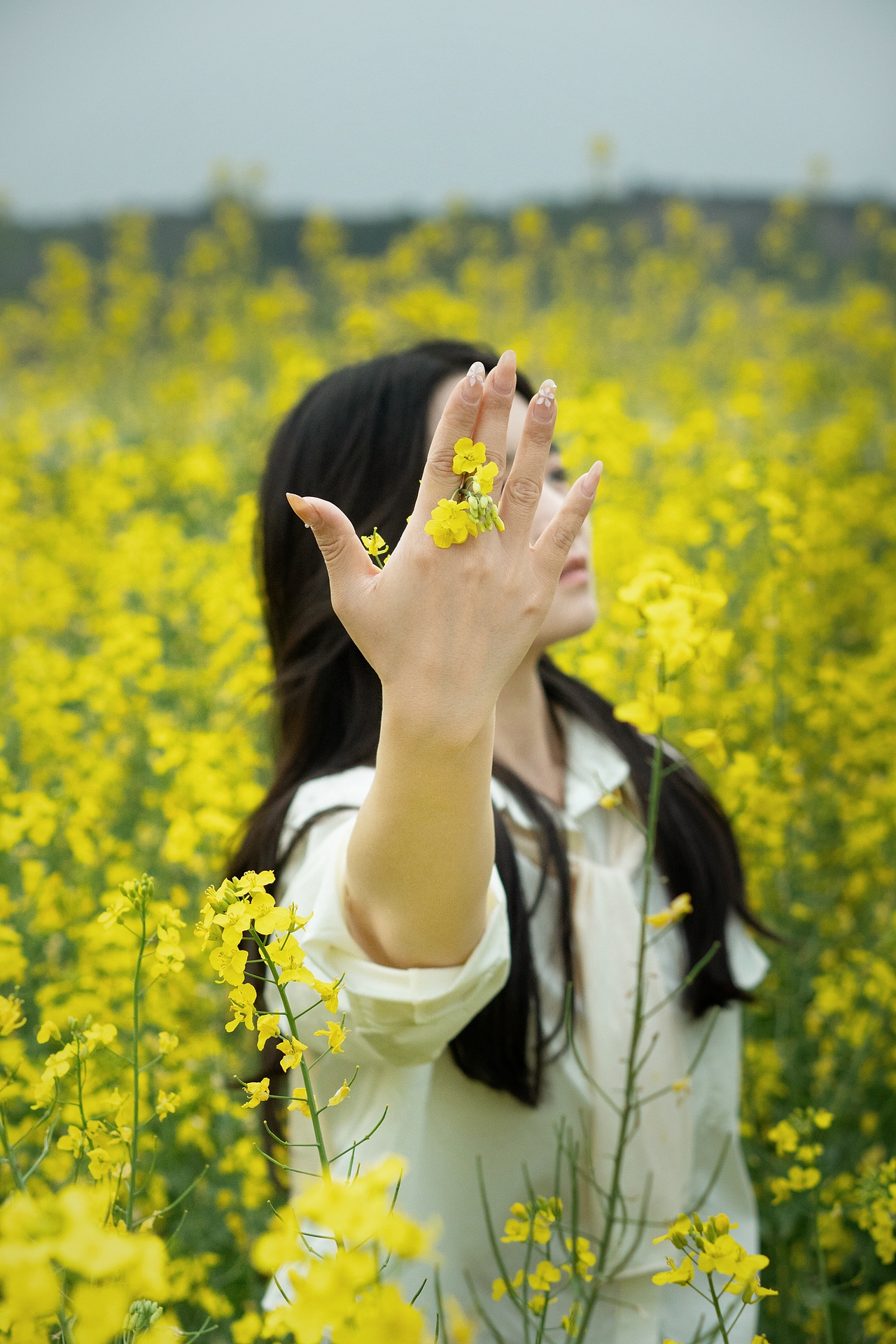抓住油菜花的尾巴～（图ZMzg4OTg2Nzgw） - 人像摄影 - 站酷设计师爱摄影的小西原创素材 - 站酷ZCOOL