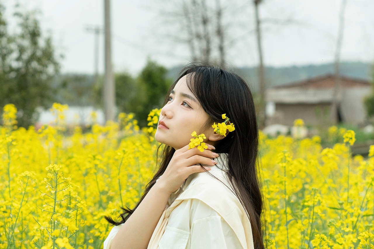 抓住油菜花的尾巴～（图ZMzg4OTg2ODEy） - 人像摄影 - 站酷设计师爱摄影的小西原创素材 - 站酷ZCOOL