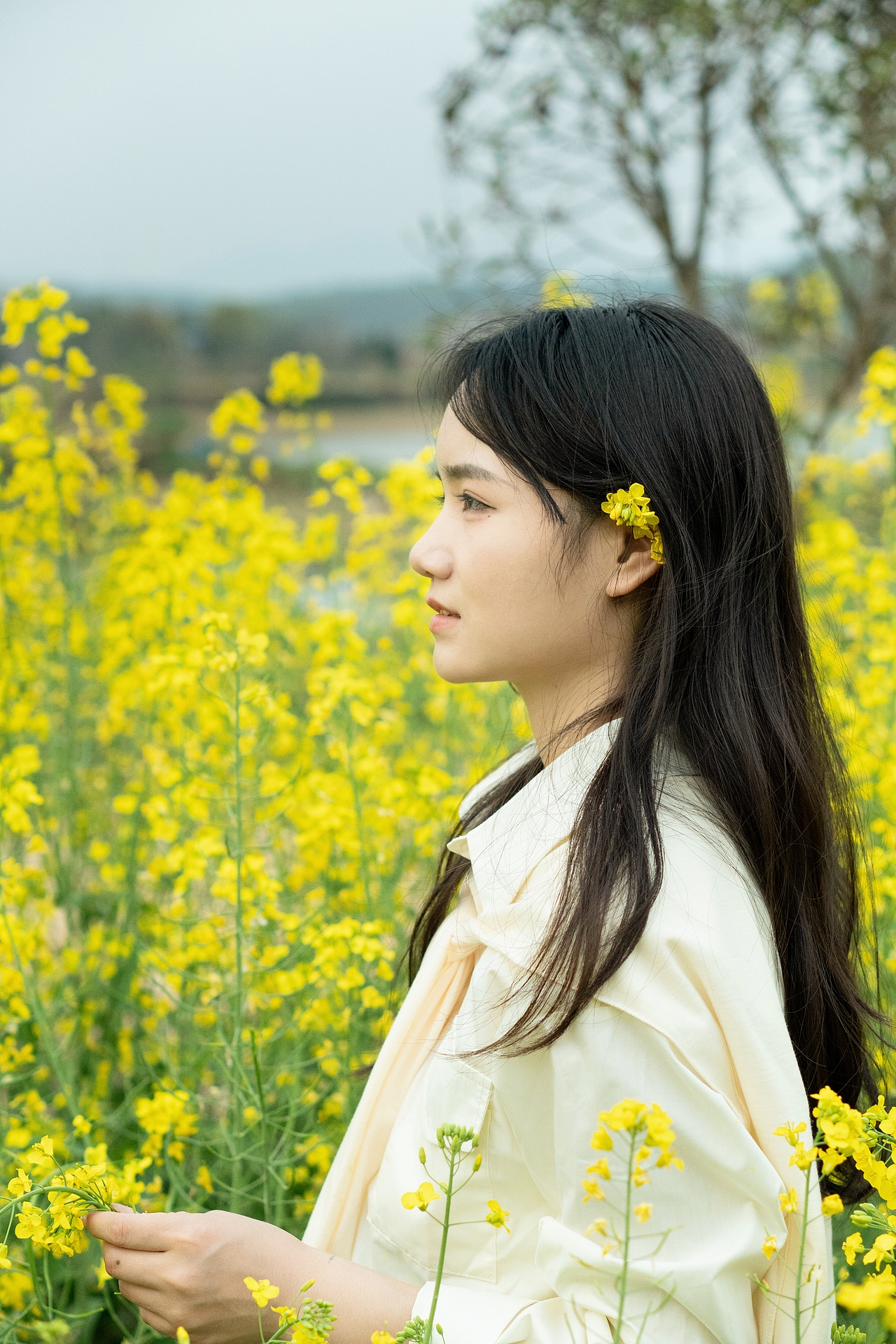抓住油菜花的尾巴～（图ZMzg4OTg2Nzk2） - 人像摄影 - 站酷设计师爱摄影的小西原创素材 - 站酷ZCOOL
