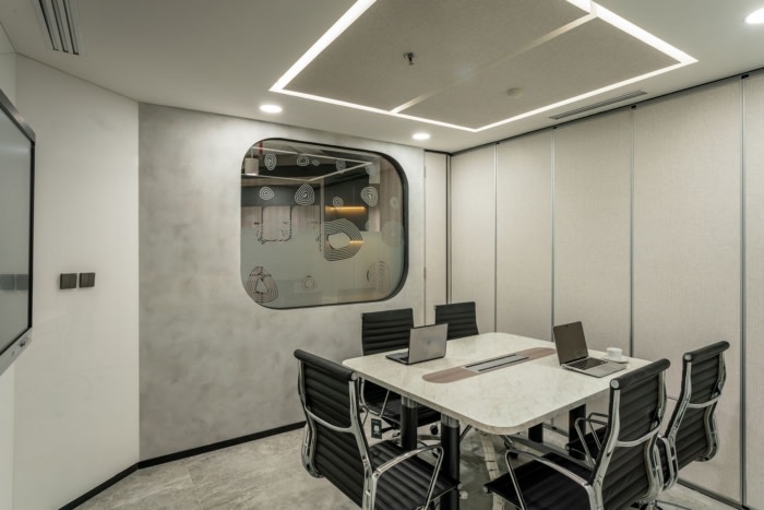 中性色调放大了有机本质 而流畅的空间布置则促进了协作和宁静