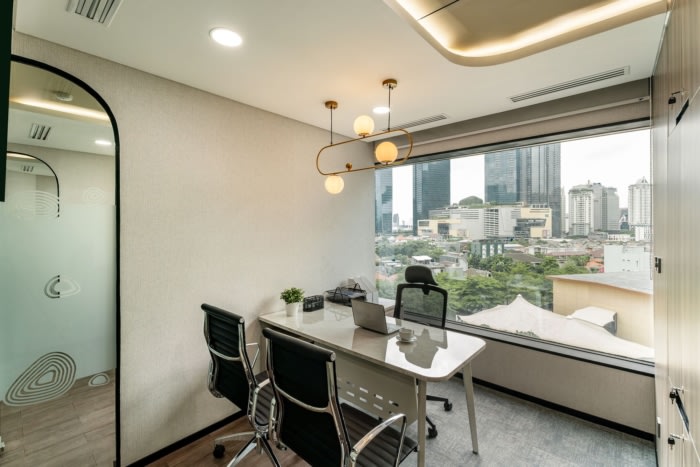 中性色调放大了有机本质 而流畅的空间布置则促进了协作和宁静