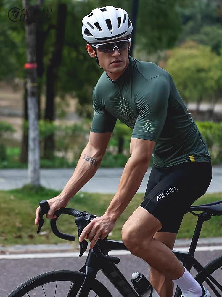 明显运动痕迹男外模肌肉型健壮男模运动户外骑行服拍摄