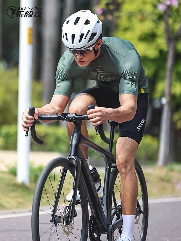 明显运动痕迹男外模肌肉型健壮男模运动户外骑行服拍摄