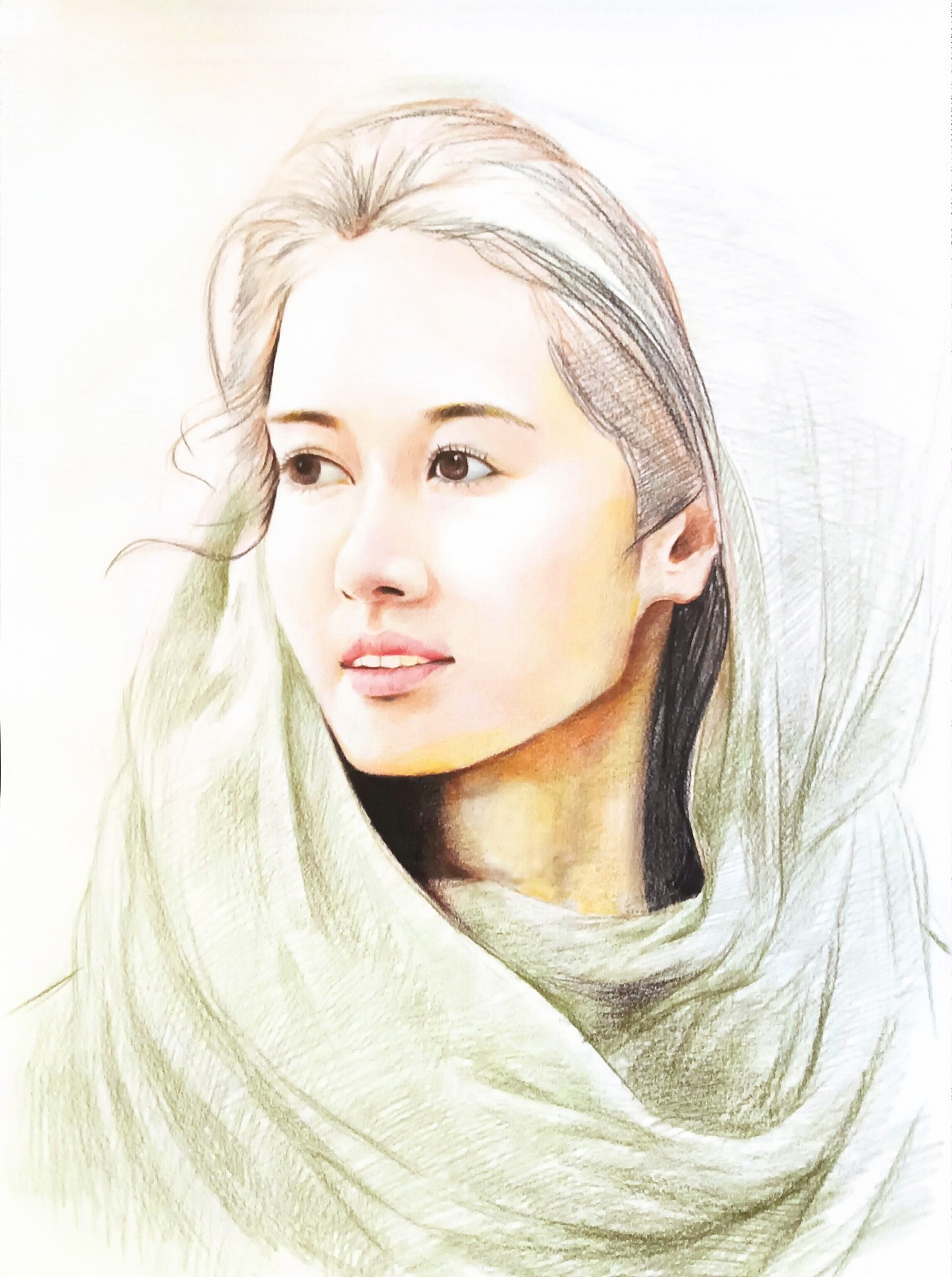 《绿巾下的静谧》手绘彩铅肖像画