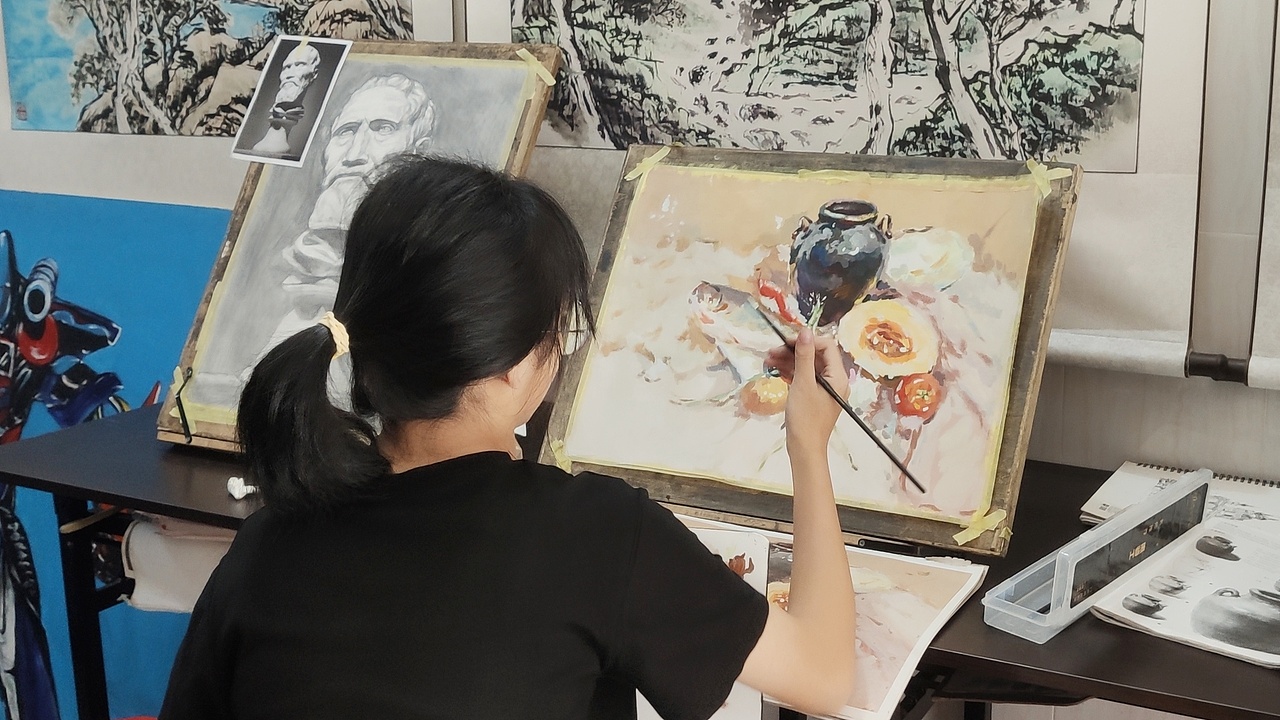 温泽辉碣石美术班由全国获奖画家温泽辉亲授