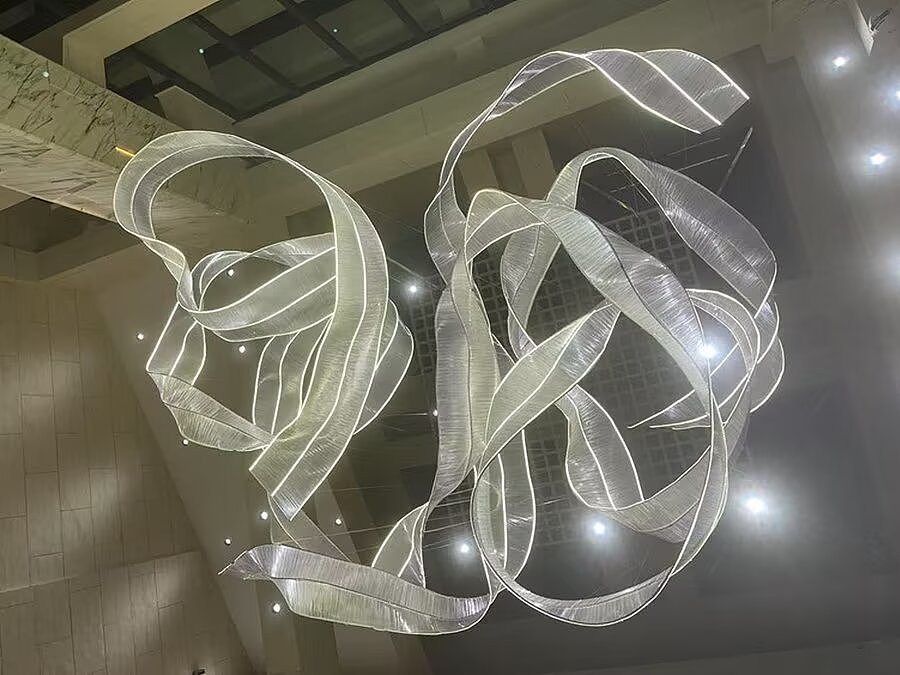 诺富特酒店飘带灯以现代艺术光影交织旅居空间