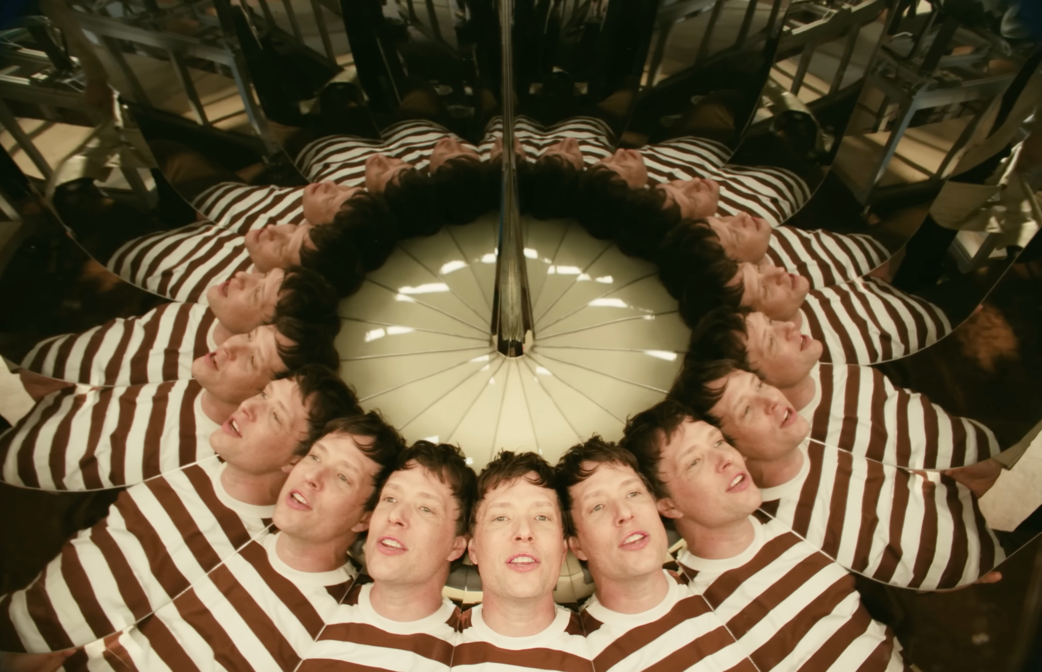 创意万花筒 - OK GO 乐队单曲《love》MV |365天的好设计NO.74