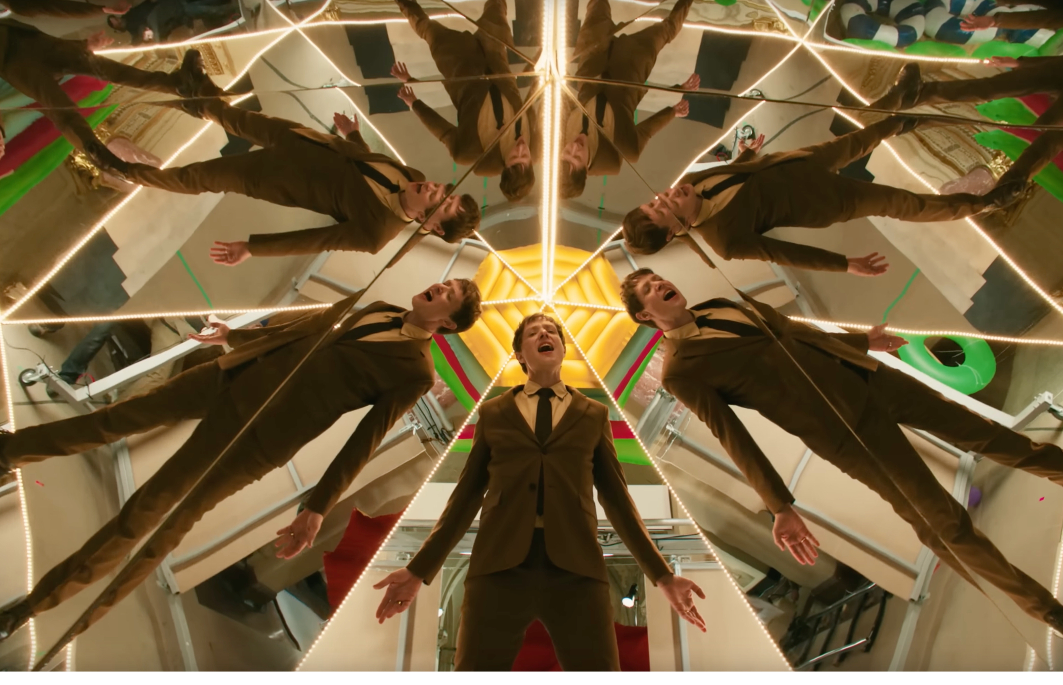 创意万花筒 - OK GO 乐队单曲《love》MV |365天的好设计NO.74