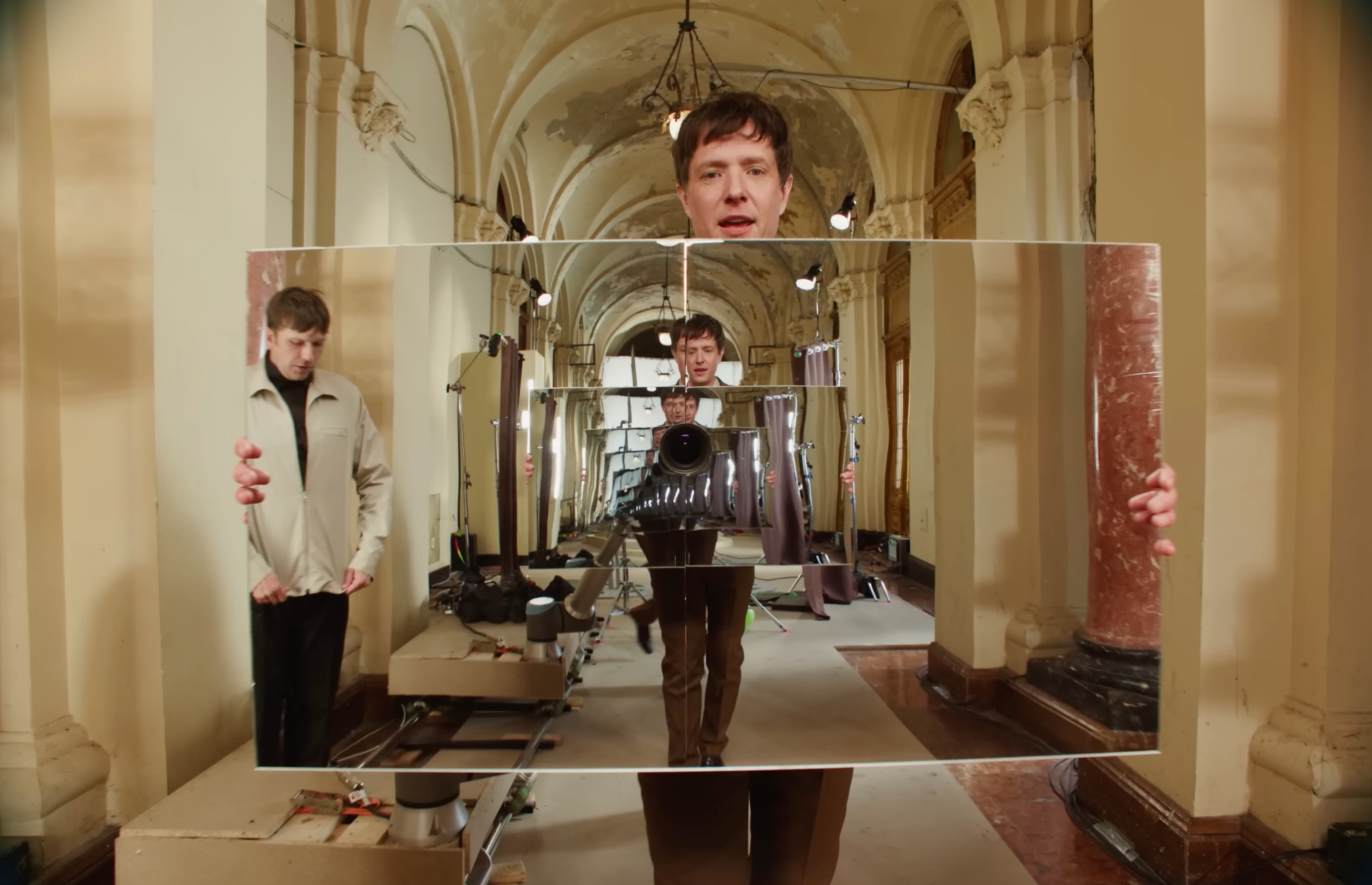 创意万花筒 - OK GO 乐队单曲《love》MV |365天的好设计NO.74