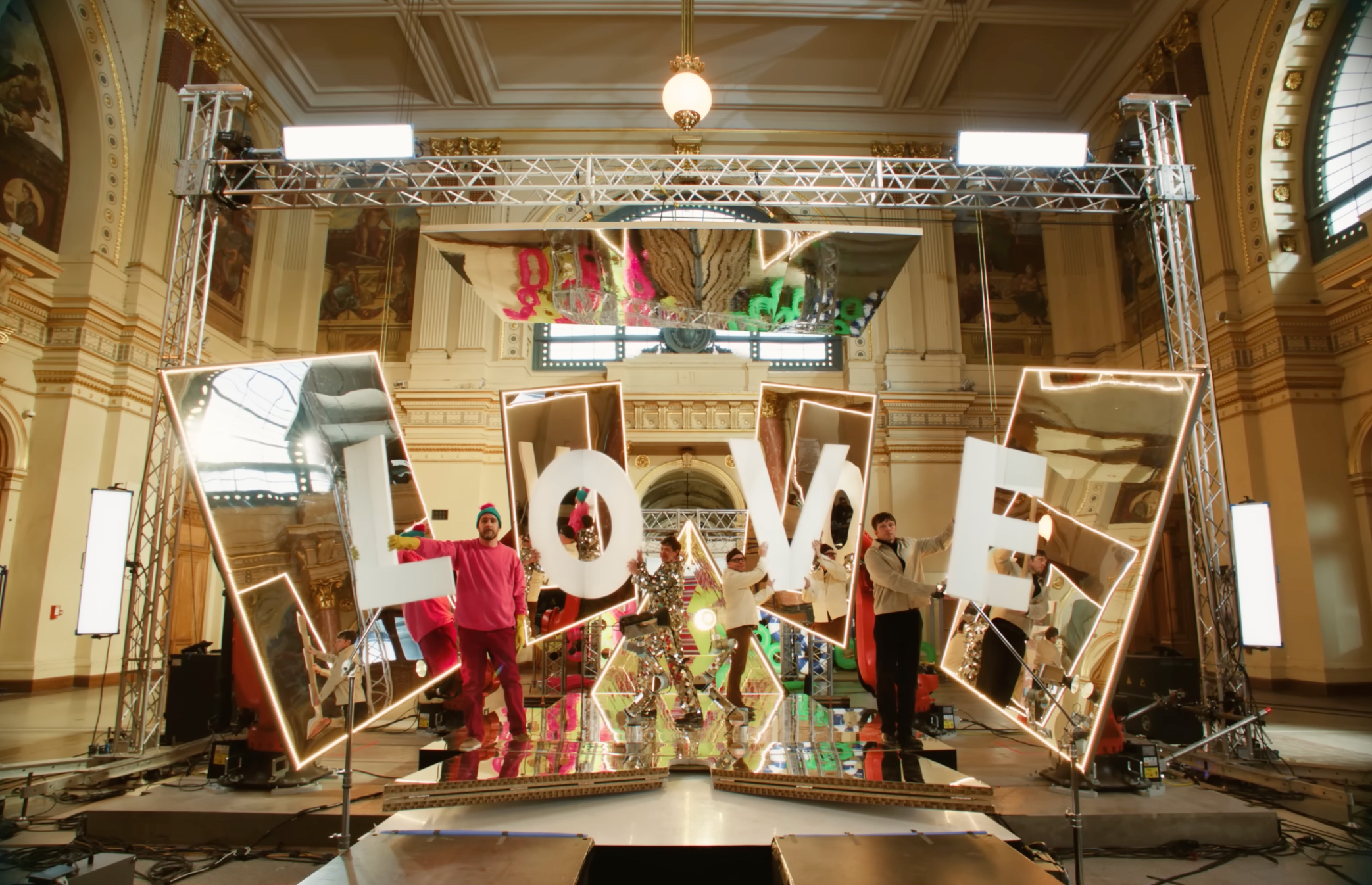 创意万花筒 - OK GO 乐队单曲《love》MV |365天的好设计NO.74