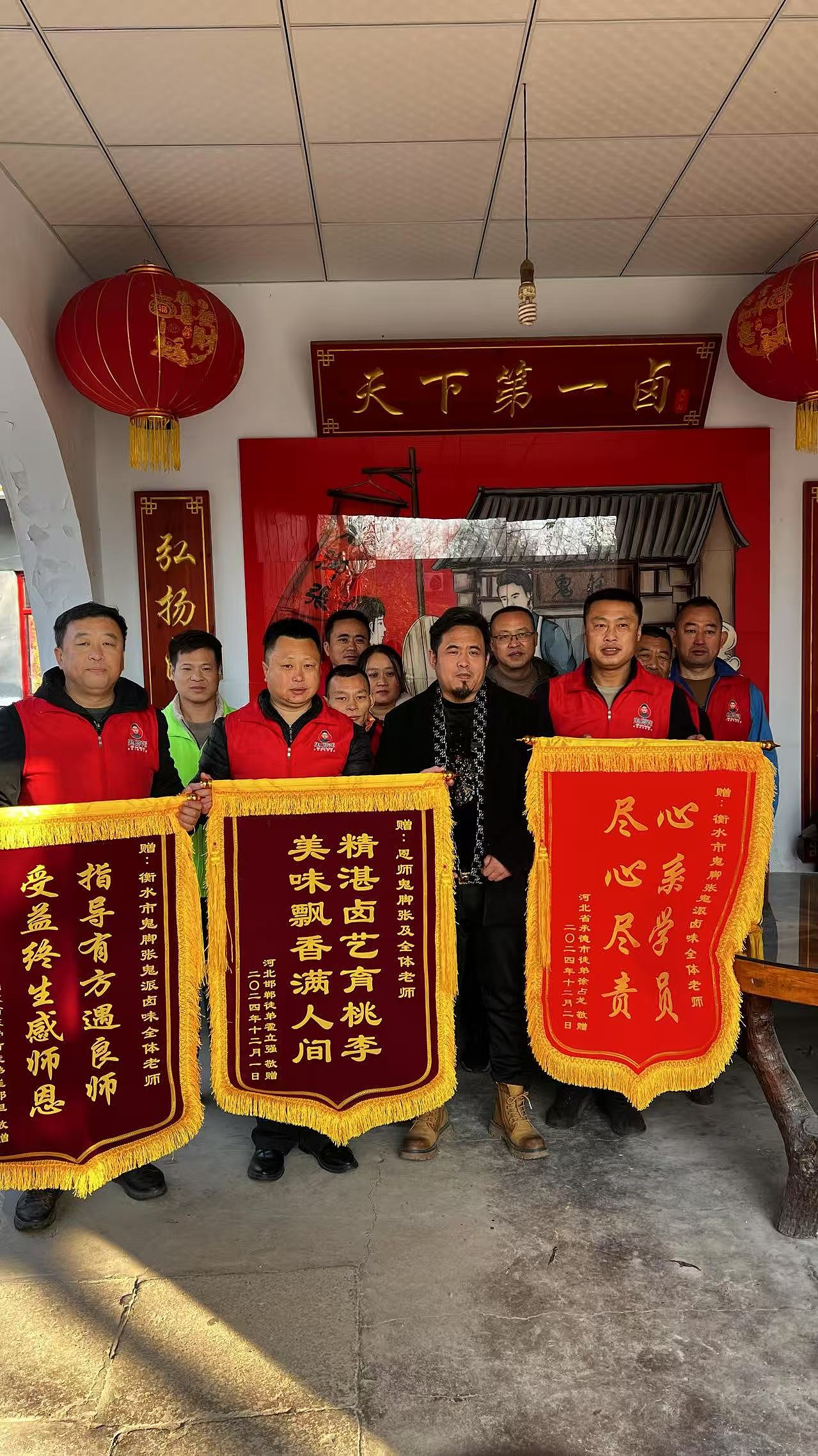 鬼脚张鬼派卤味徒弟合影（图ZMzg5MzIzNjQ4） - 其他手工艺 - 站酷设计师湖城鬼庄原创素材 - 站酷ZCOOL