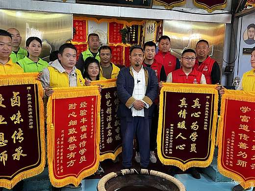 鬼脚张鬼派卤味徒弟合影