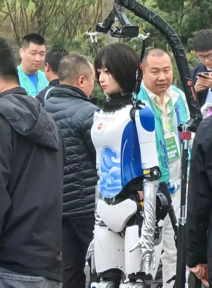 机器人马拉松“名场面”刷屏，奖牌设计亮了/2025中央美院毕业季主题和主KV揭晓（图ZMTUwNzE0MjA=） - 资讯 - 站酷设计师站酷资讯原创素材 - 站酷ZCOOL