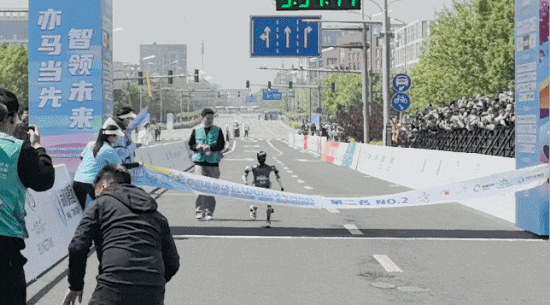 机器人马拉松“名场面”刷屏，奖牌设计亮了/2025中央美院毕业季主题和主KV揭晓（图ZMTUwNzE0NDg=） - 资讯 - 站酷设计师站酷资讯原创素材 - 站酷ZCOOL