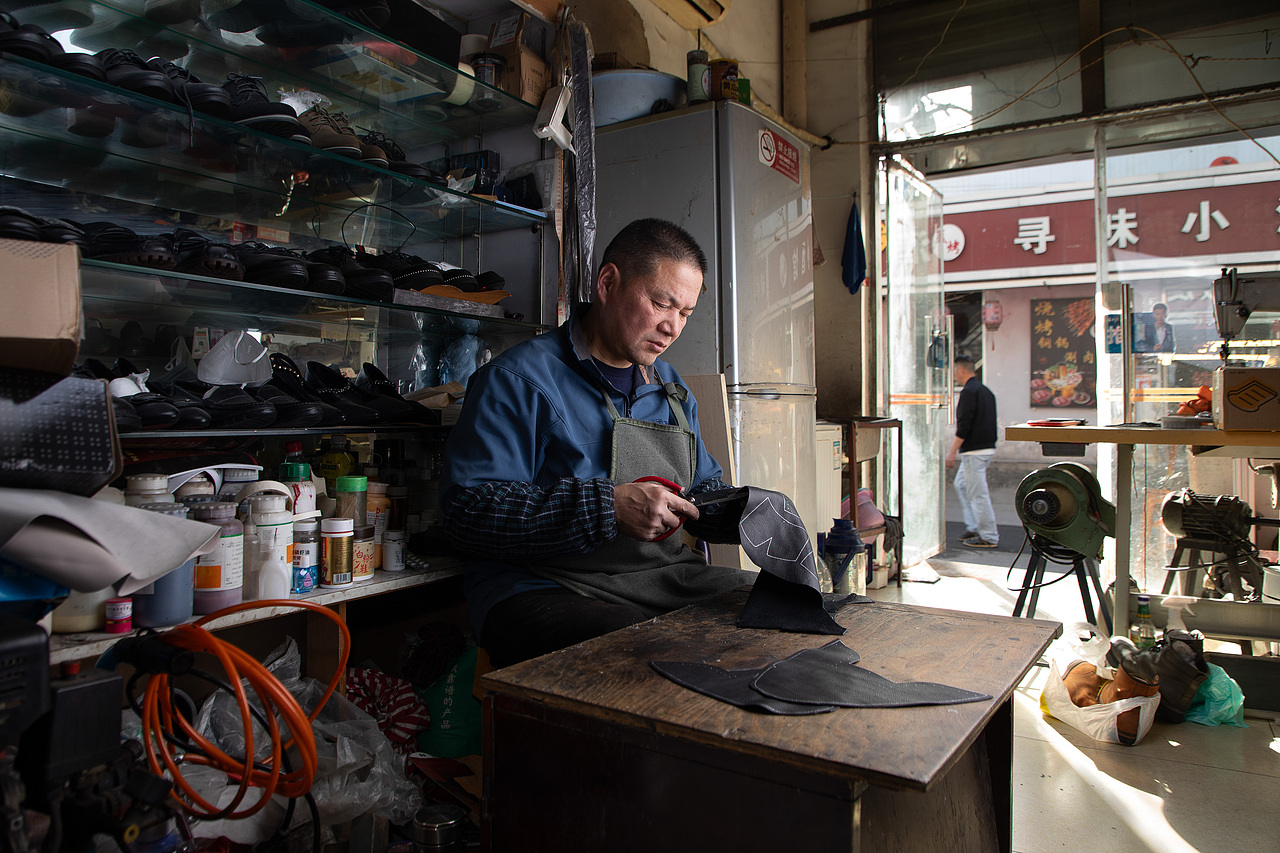 2025.3 程师傅 皮鞋定制师傅（图ZMzg5NTU0NjE2） - 人像摄影 - 站酷设计师找找虾原创素材 - 站酷ZCOOL