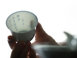 青山一道同云雨，明月何曾是两乡