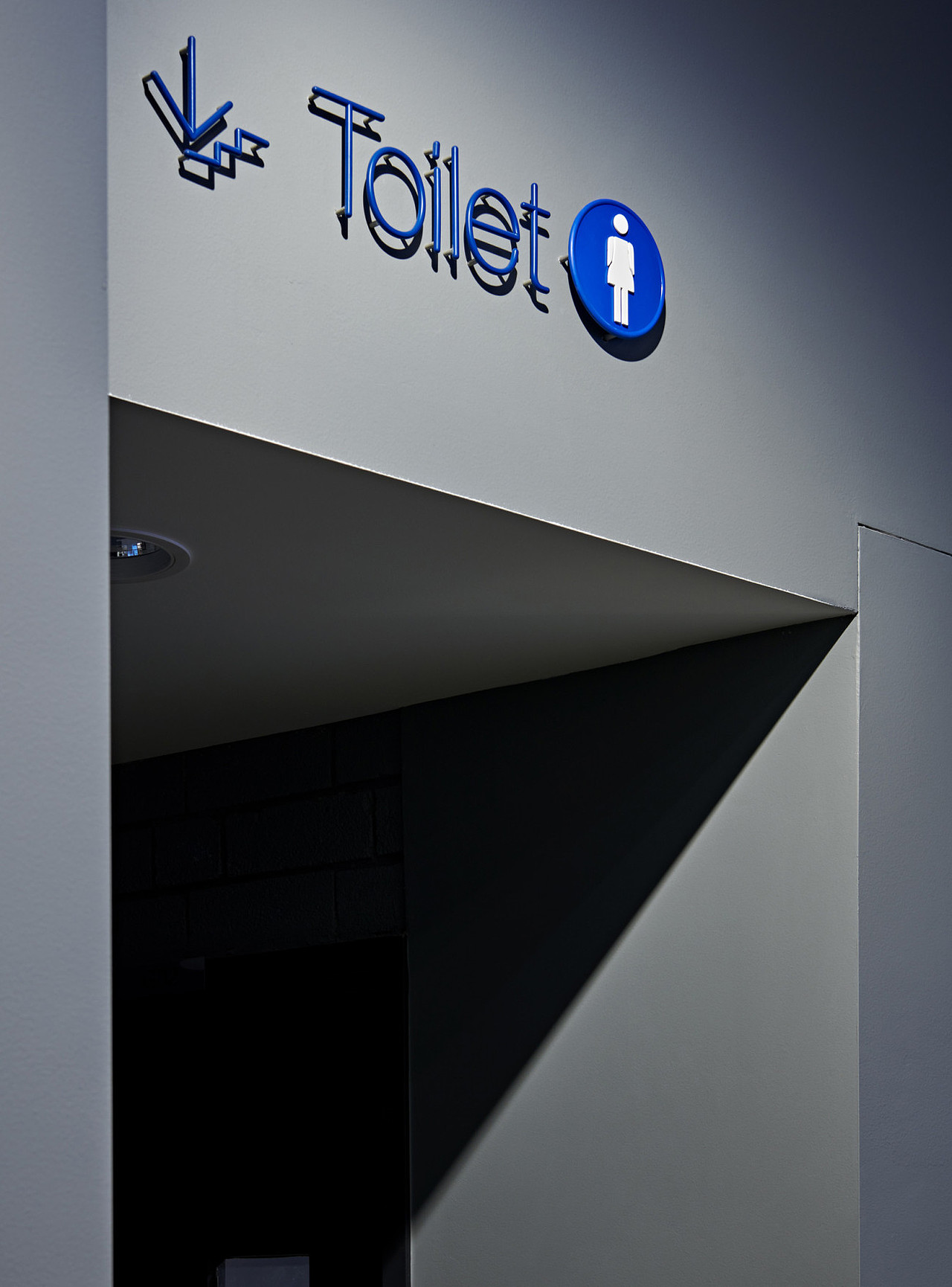 导视设计|蓝色圆管:剧院空间精致艺术指引