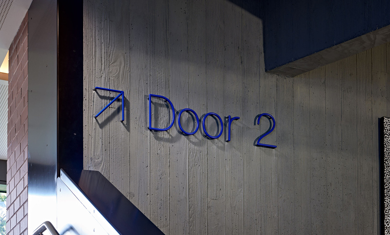 导视设计|蓝色圆管:剧院空间精致艺术指引