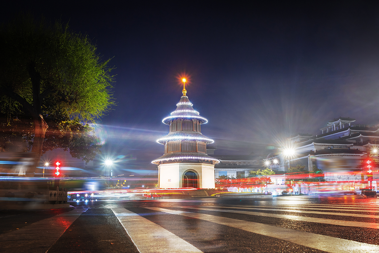 去扬州跑扬马,马拉松路线要经过文昌阁,前一天晚上,建筑装饰一新,我正好在晚上息灯前拍下这个场景。