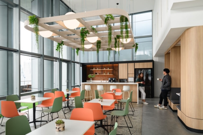 空间采用温暖的赤土色调设计 打造充满活力的多功能中心