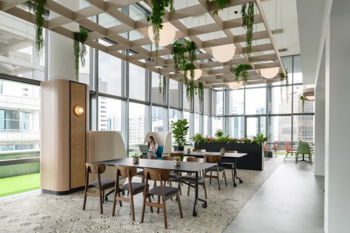 空间采用温暖的赤土色调设计 打造充满活力的多功能中心