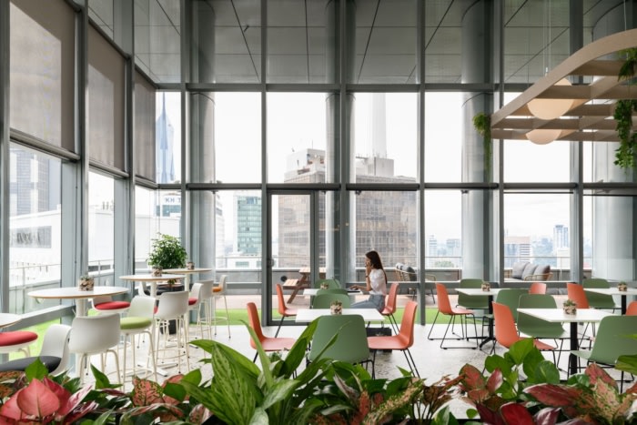 空间采用温暖的赤土色调设计 打造充满活力的多功能中心