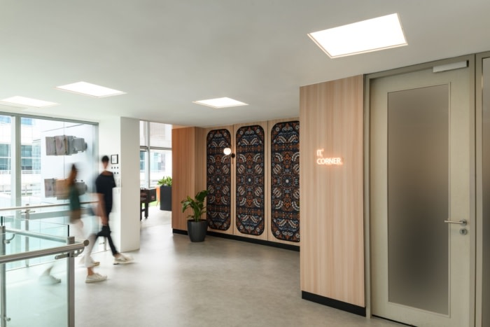 空间采用温暖的赤土色调设计 打造充满活力的多功能中心