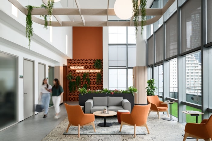 空间采用温暖的赤土色调设计 打造充满活力的多功能中心