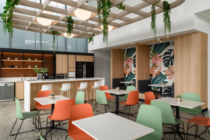 空间采用温暖的赤土色调设计 打造充满活力的多功能中心