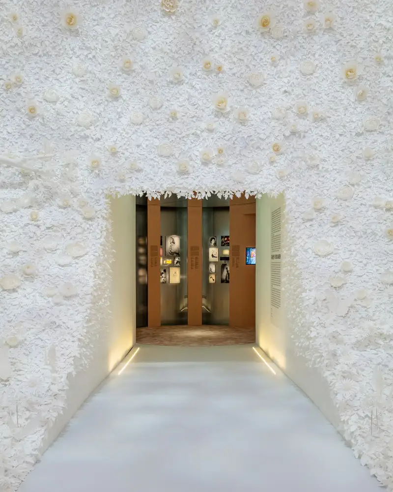 labubu联名款被炒至1.4万/日本公司研发自驱动拉链 /Christian Dior展览开幕