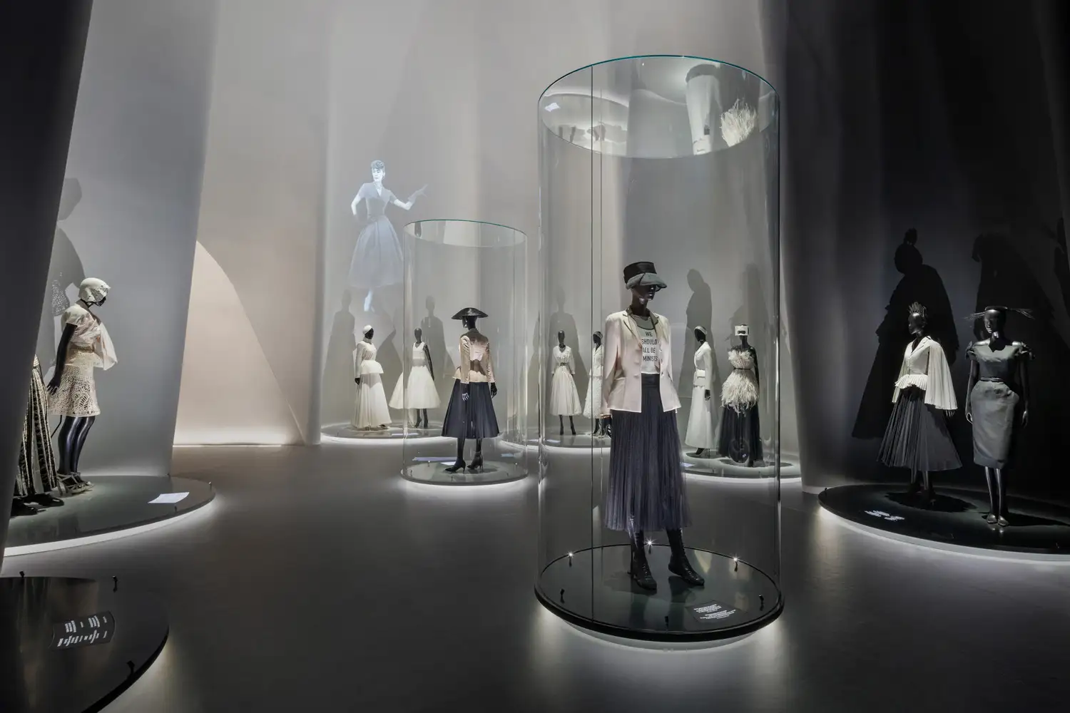 labubu联名款被炒至1.4万/日本公司研发自驱动拉链 /Christian Dior展览开幕