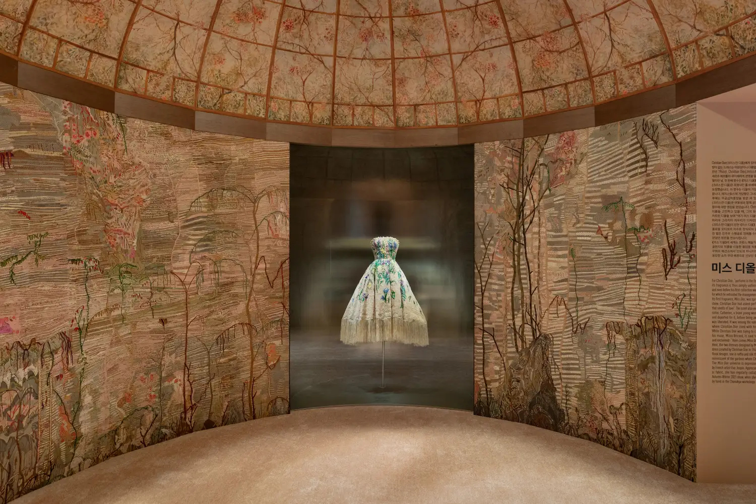 labubu联名款被炒至1.4万/日本公司研发自驱动拉链 /Christian Dior展览开幕