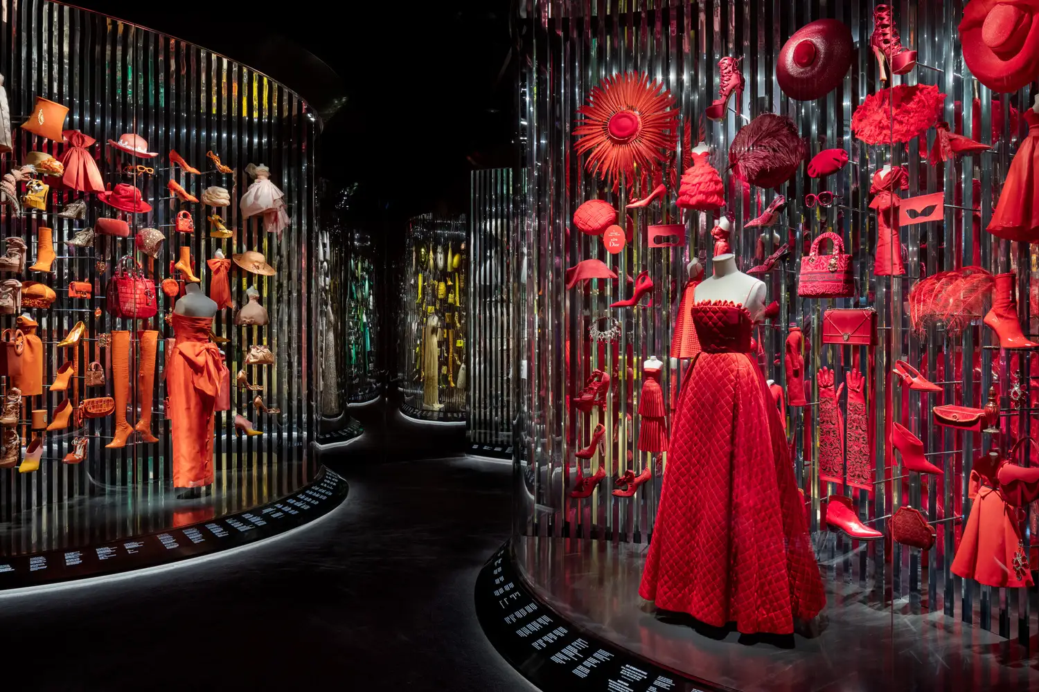 labubu联名款被炒至1.4万/日本公司研发自驱动拉链 /Christian Dior展览开幕