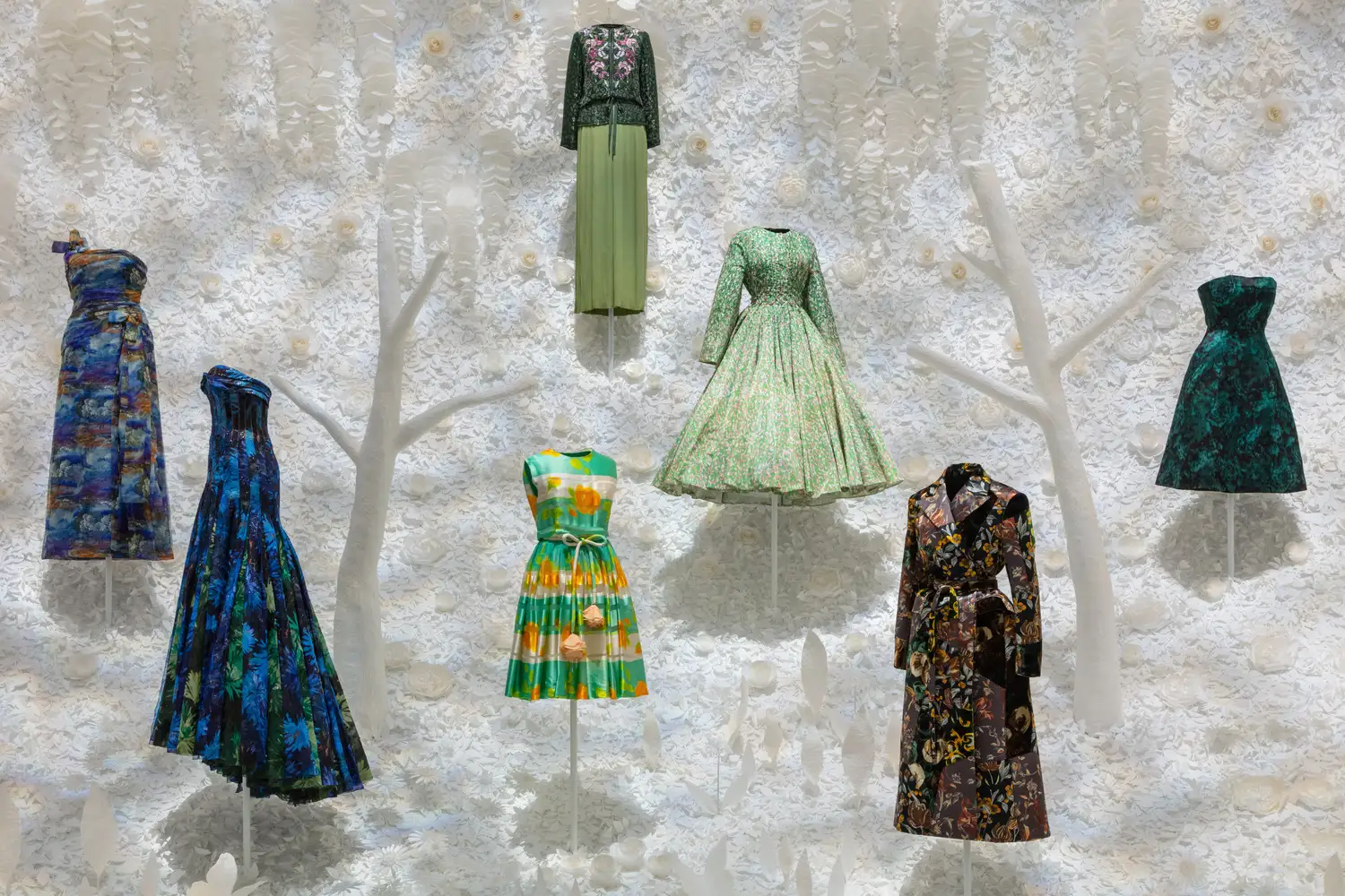 labubu联名款被炒至1.4万/日本公司研发自驱动拉链 /Christian Dior展览开幕