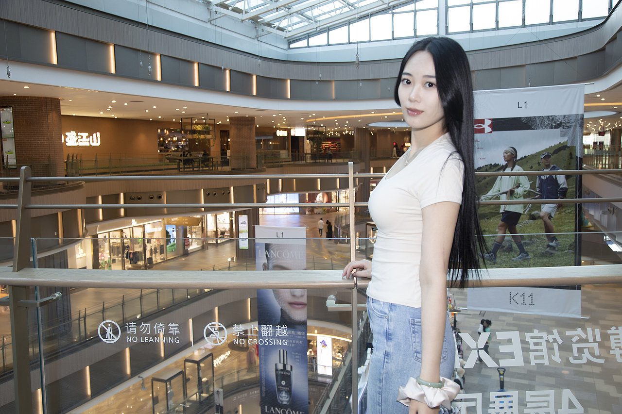 商场写真（图ZMzg5ODQzMTU2） - 人像摄影 - 站酷设计师夏天的蓝色皮卡丘原创素材 - 站酷ZCOOL