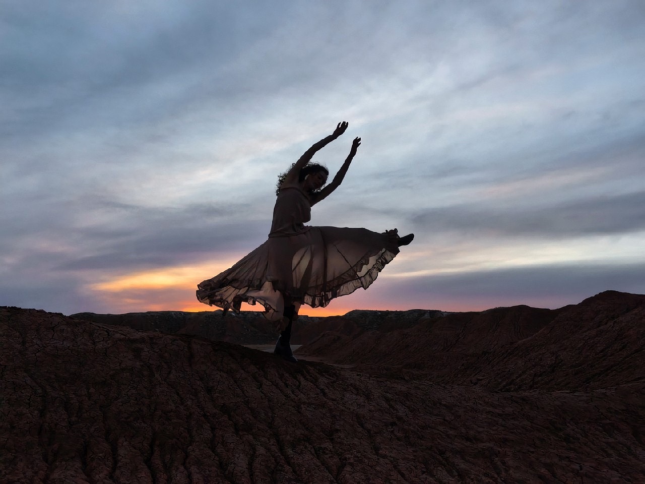 法国女外模 拍了拍华为手机 户外形象片