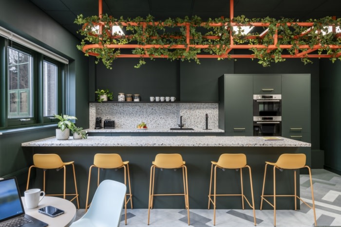 新的办公室设计现代而轻盈 亲生物元素有助于打破空间并软化硬边（图ZMTUwNzg1NDQ=） - 资讯 - 站酷设计师凯悦办公装修原创素材 - 站酷ZCOOL