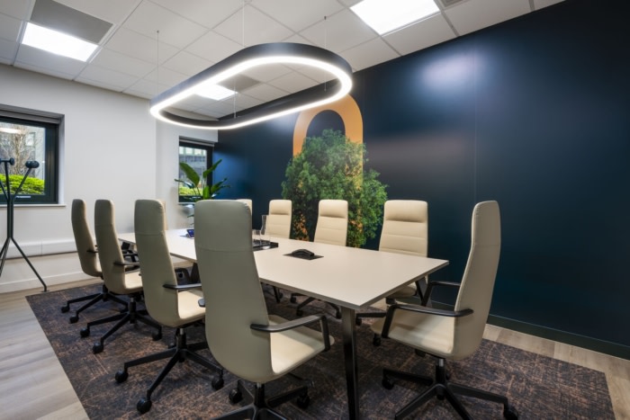 新的办公室设计现代而轻盈 亲生物元素有助于打破空间并软化硬边（图ZMTUwNzg1NTI=） - 资讯 - 站酷设计师凯悦办公装修原创素材 - 站酷ZCOOL