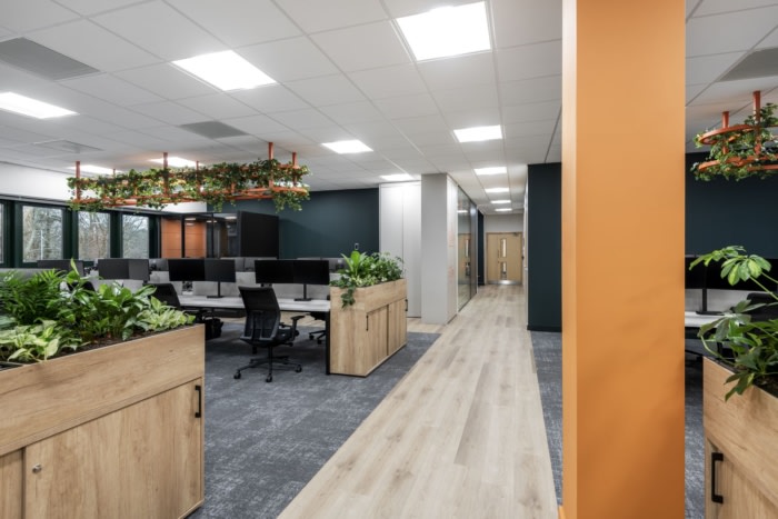 新的办公室设计现代而轻盈 亲生物元素有助于打破空间并软化硬边（图ZMTUwNzg1NDg=） - 资讯 - 站酷设计师凯悦办公装修原创素材 - 站酷ZCOOL