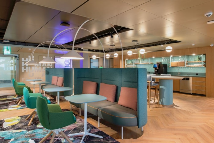 活力和流动性贯穿整个建筑 创新、发明和工业定义了室内设计的身份