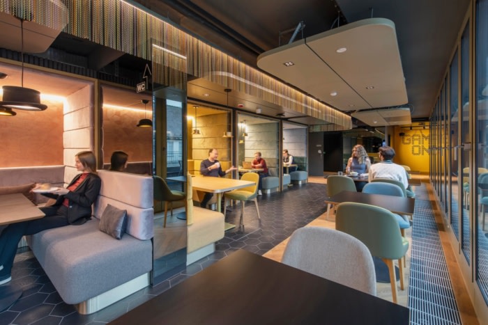 活力和流动性贯穿整个建筑 创新、发明和工业定义了室内设计的身份