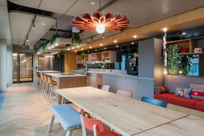 活力和流动性贯穿整个建筑 创新、发明和工业定义了室内设计的身份