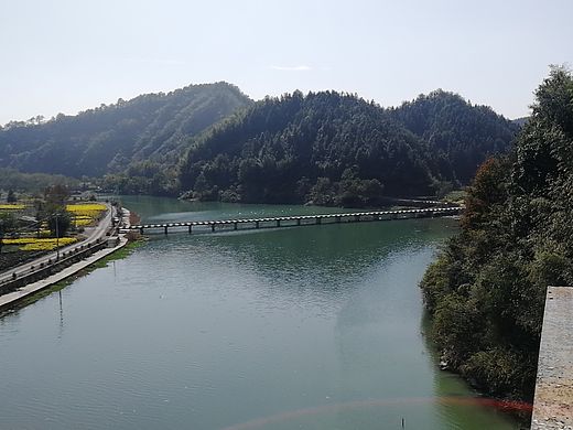 青山绿水，山水一体