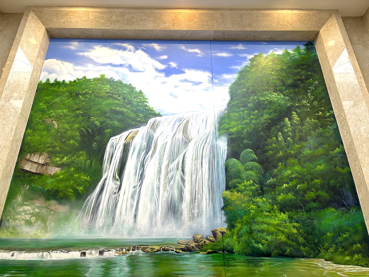 安顺黄果树，在安顺就该画瀑布，爆改会议厅背景墙绘
