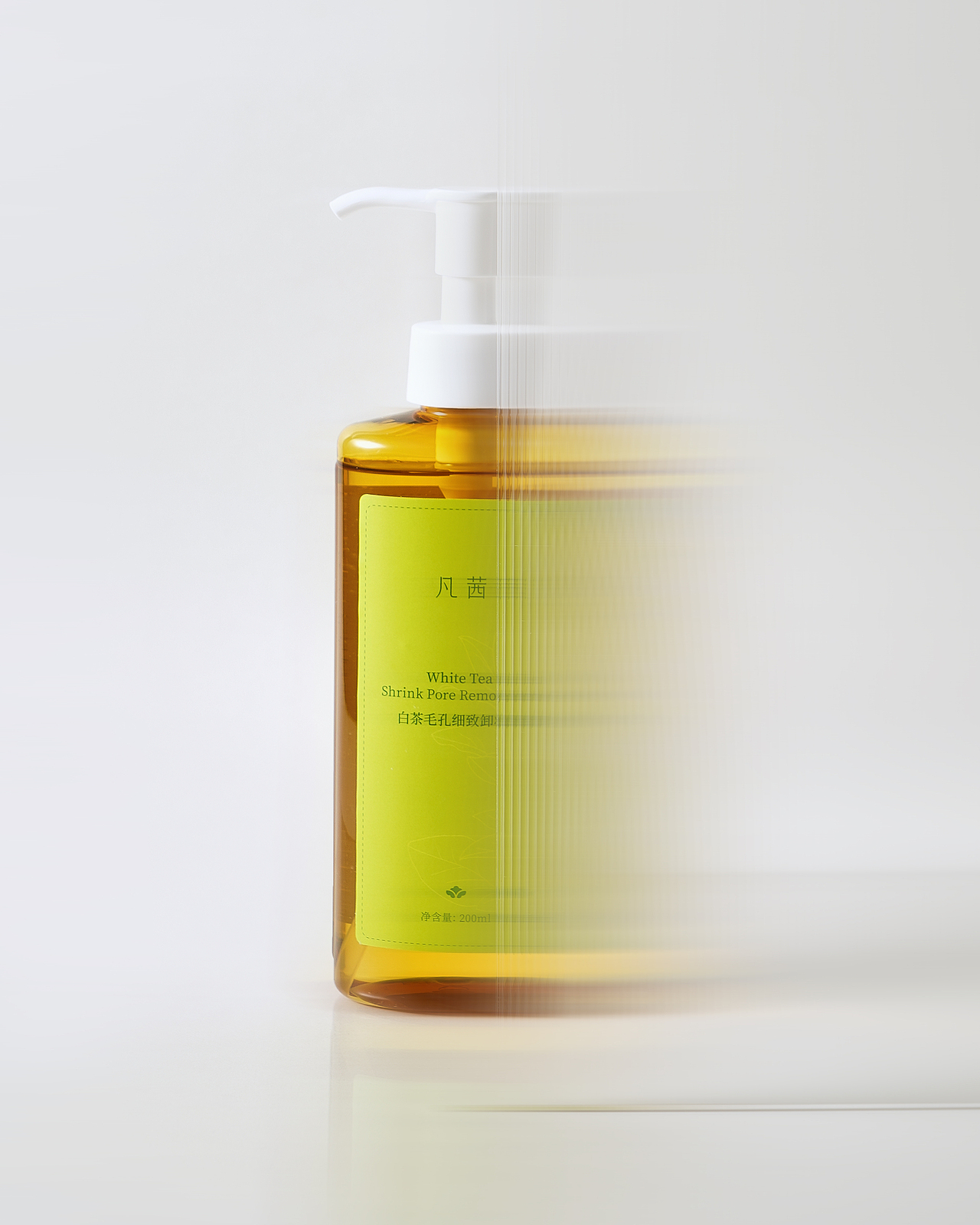 美妆静物 拍了拍卸妆水